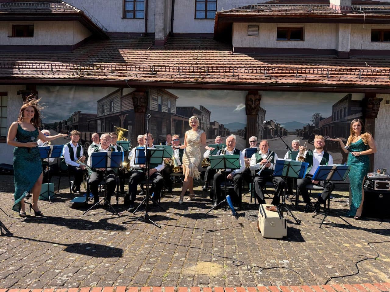 Wyjątkowy koncert na terenie Domu Pomocy Społecznej im. Papieża Jana Pawła II w Gorzycach
