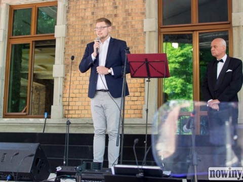 1017833-1622737233-47680700